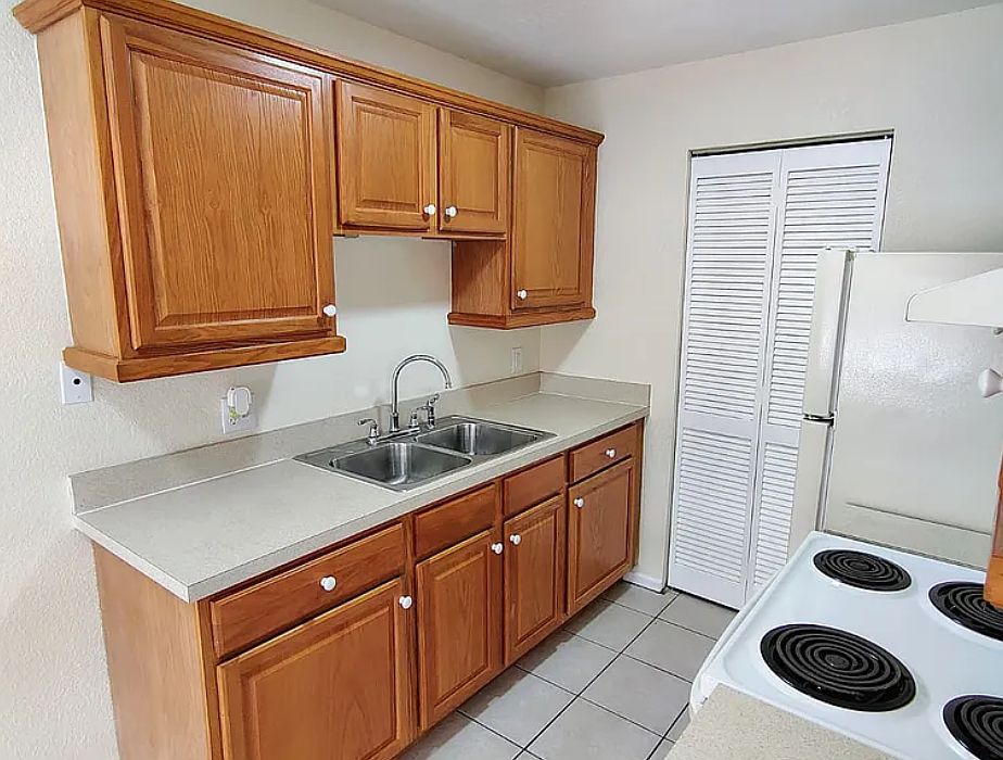 1st image of 23385 Farnam St #5