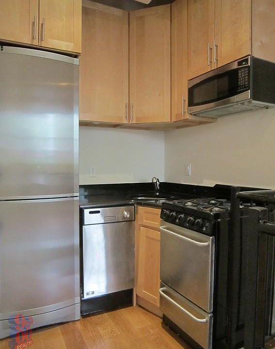 1st image of 560 Hudson St APT 3