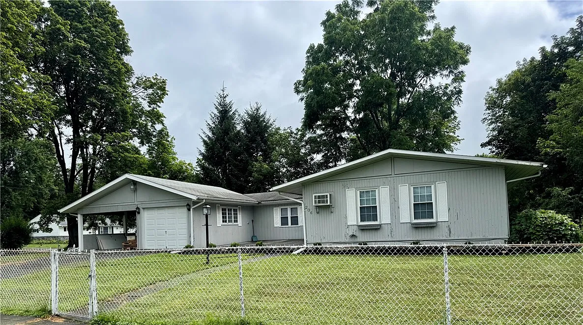 3 bed, 1.5 bath, 1196 sqft, $1,750 — Photo 1
