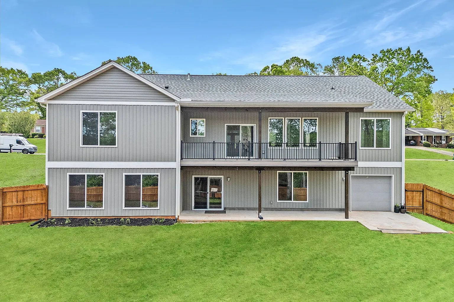 5 bed, 3740 sqft, $2,800 — Photo 3