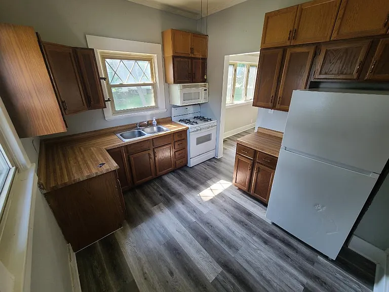 208 E Walnut St — Photo 11