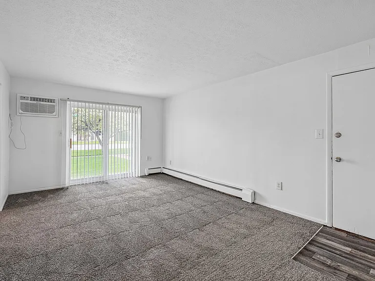 Dearborn Club Apartments — Photo 14