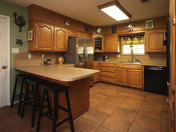 5th image of 161 Norwood Dr