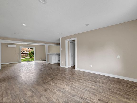 3rd image of 5823 Lyndhurst Dr
