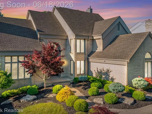 7102 Alta Vista Dr, West Bloomfield, MI 48322