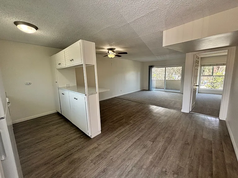 University Terrace Apartments — Photo 25