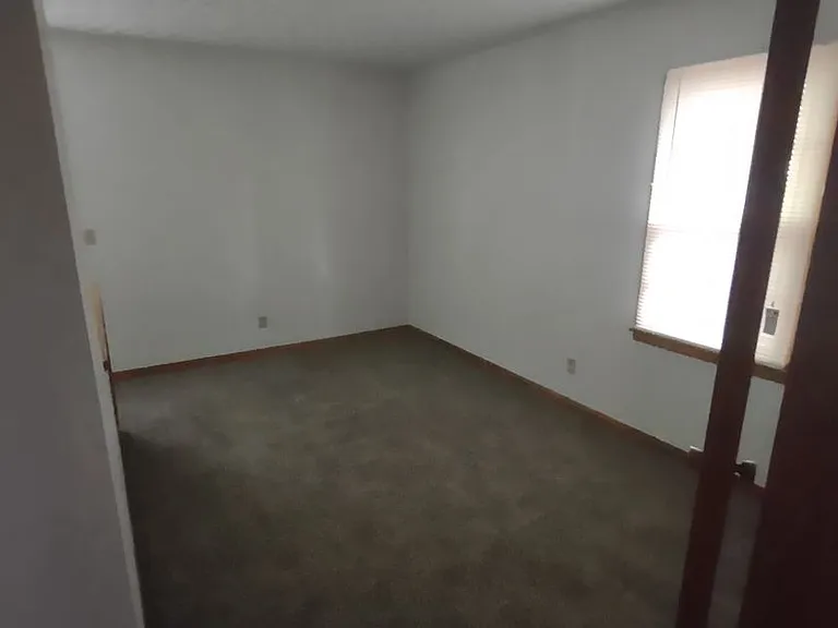 1609 N Eisenhower Dr — Photo 8