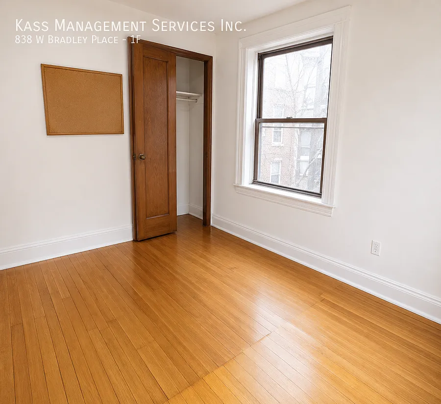 Spacious 5 Bed / 3 Bath Apartment in Lakeview Hardwood Floors & High Ceilings — Photo 2