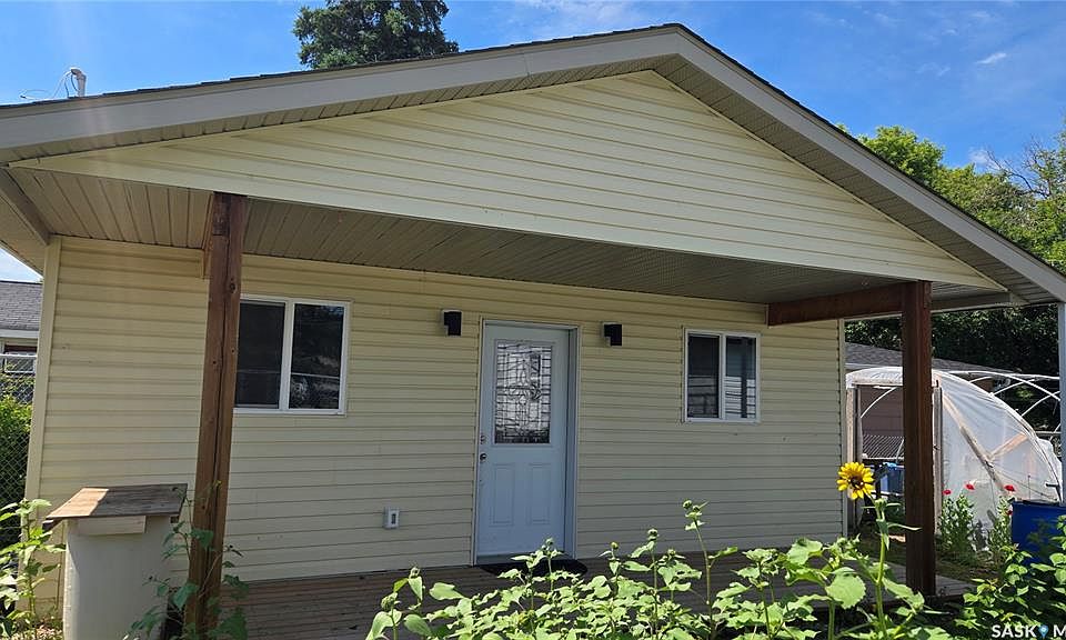 1st image of 1005 Lillooet STREET W