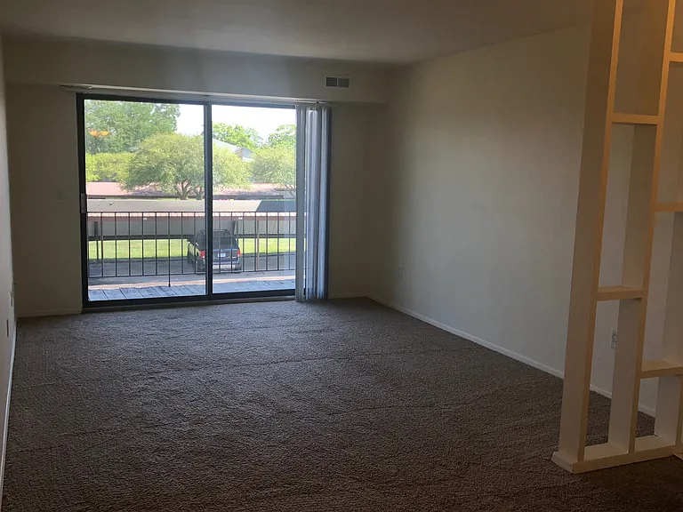 Three Oaks Apartments — Photo 29