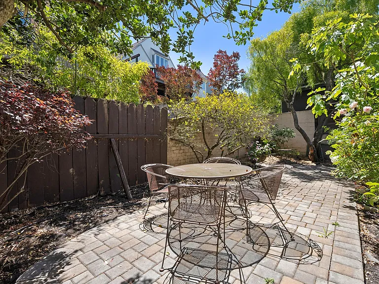 111 Windsor Ave — Photo 40