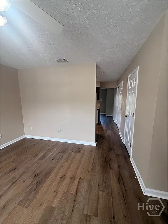 2 bed, 1.5 bath, 1000 sqft, $1,400 — Photo 4