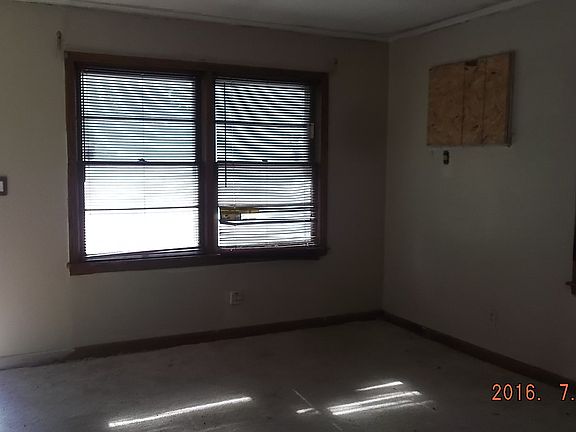 LIVING ROOM pic 2