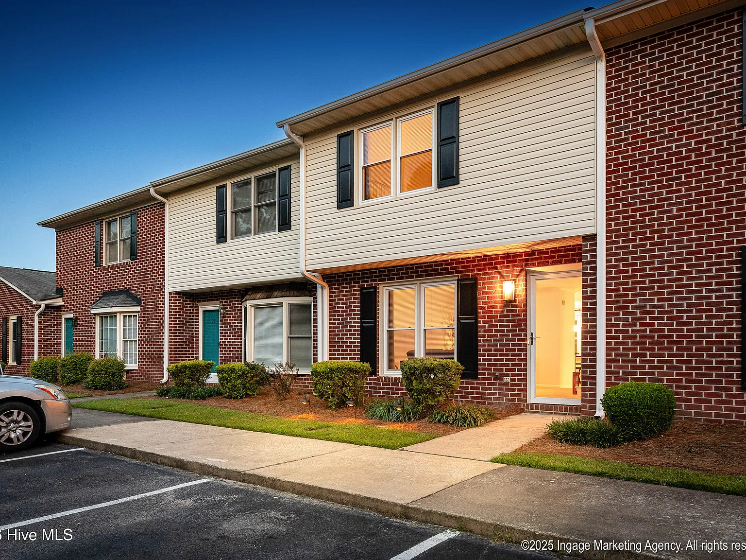 2 bed, 1.5 bath, $1,975 — Photo 3