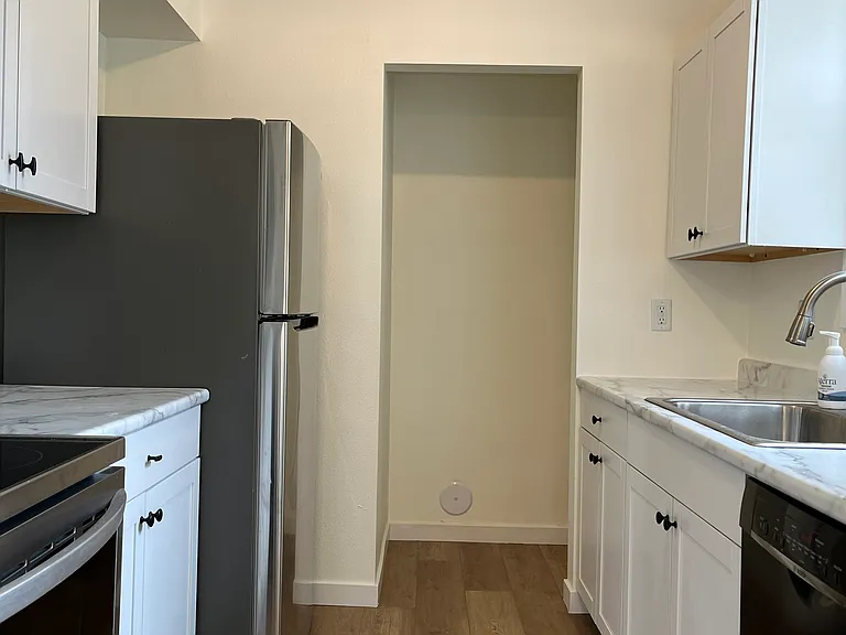 1468 Eastview Dr — Photo 2