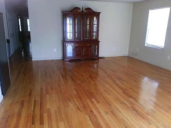 3rd image of 296 Duncan Ave