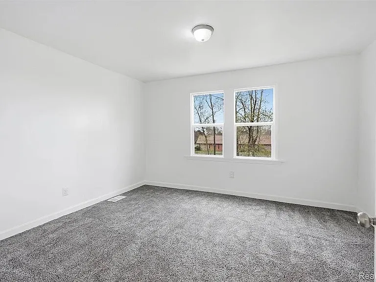 725 Lakewood St — Photo 15
