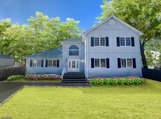 320 Elmira Trl, Hopatcong, NJ 07843