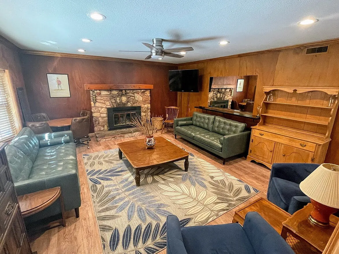 3 bed, 2.0 bath, 1750 sqft, $3,900 — Photo 4