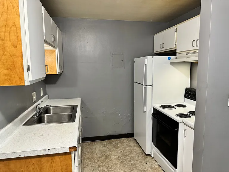 College Park Apartments — Photo 16