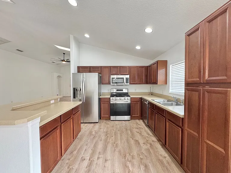 502 Viola Dr — Photo 8