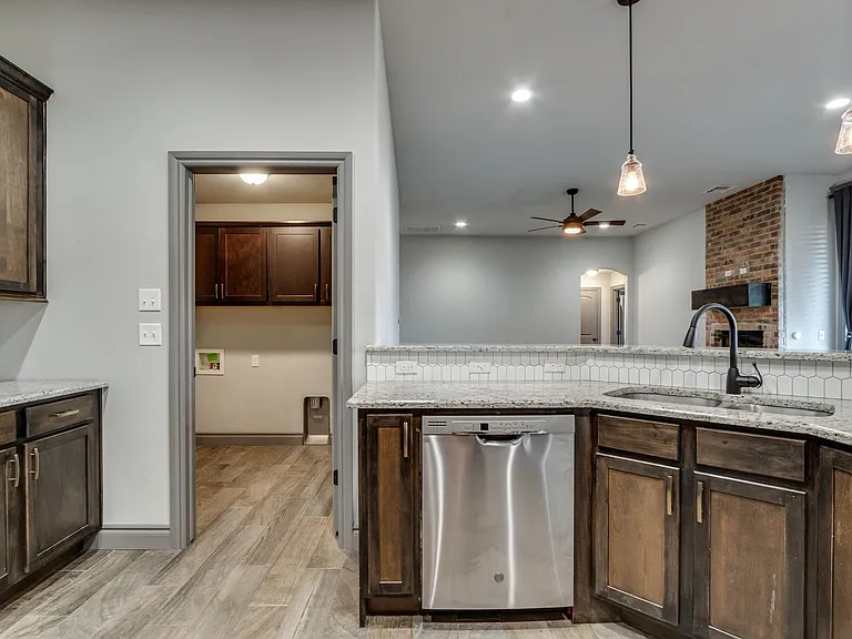 6133 Oxnard St — Photo 22