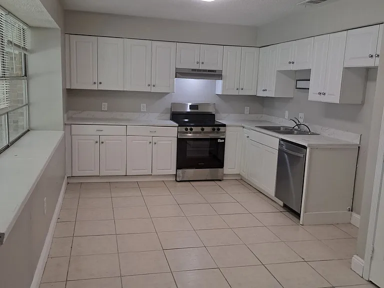 126 Foxbriar St — Photo 3