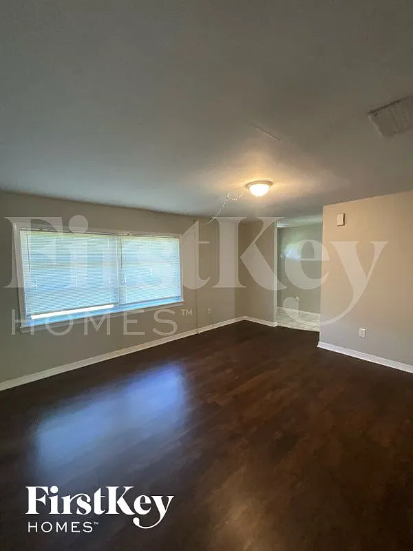 4 bed, 2.0 bath, 1889 sqft, $2,830 — Photo 3