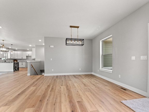 3rd image of 32 Lakeview Cir