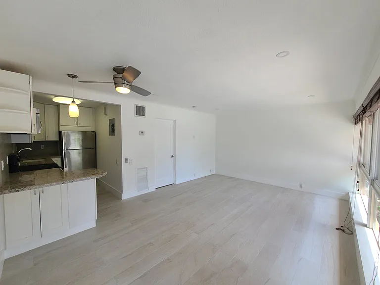 3913 NE 21st Ave #4 — Photo 8