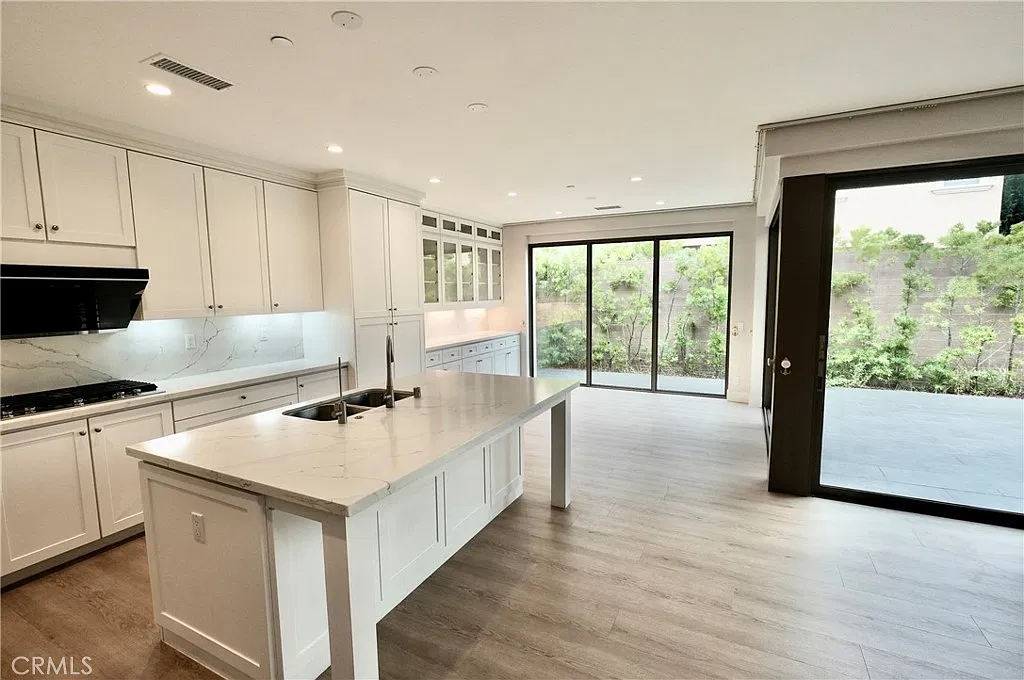 3 bed, 2.5 bath, 2190 sqft, $5,800 — Photo 4