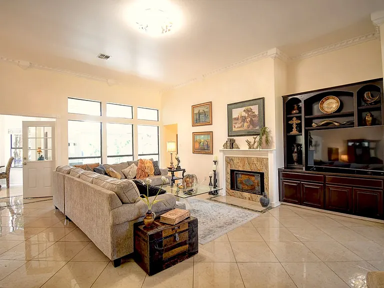 719 Oak Hollow Dr — Photo 8