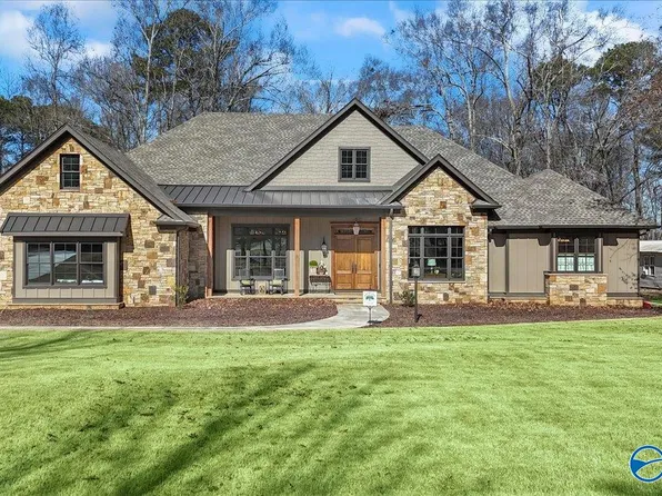 1316 Lakeshore St, Guntersville, AL 35976