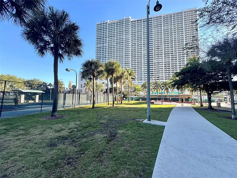 1717 N Bayshore Dr #A-1450 — Photo 33
