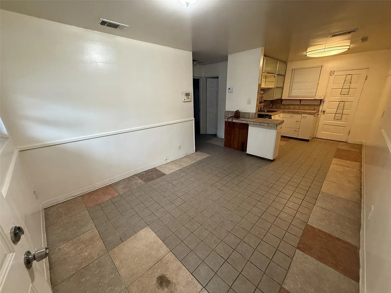2 bed, 1.0 bath, 576 sqft, $1,000 — Photo 2