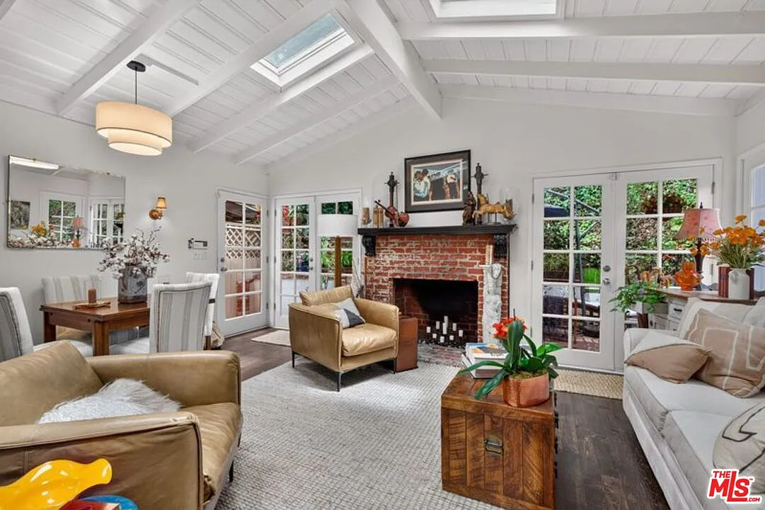 2 bed, 2.0 bath, 1200 sqft, $6,800 — Photo 3