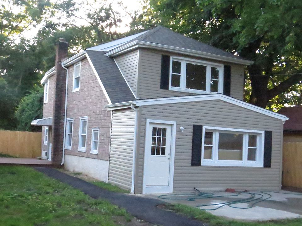 1st image of 160 Connetquot Ave