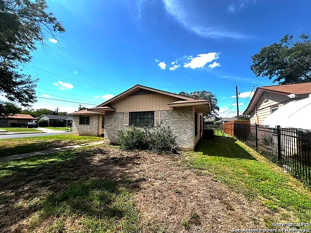 4 bed, 2.0 bath, 1375 sqft, $1,900 — Photo 3