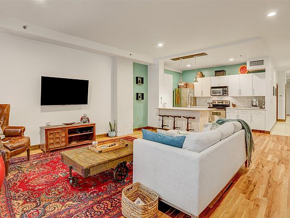 2nd image of 917 Main St APT 305