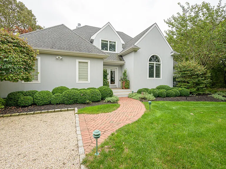 144 Middle Pond Rd — Photo 2