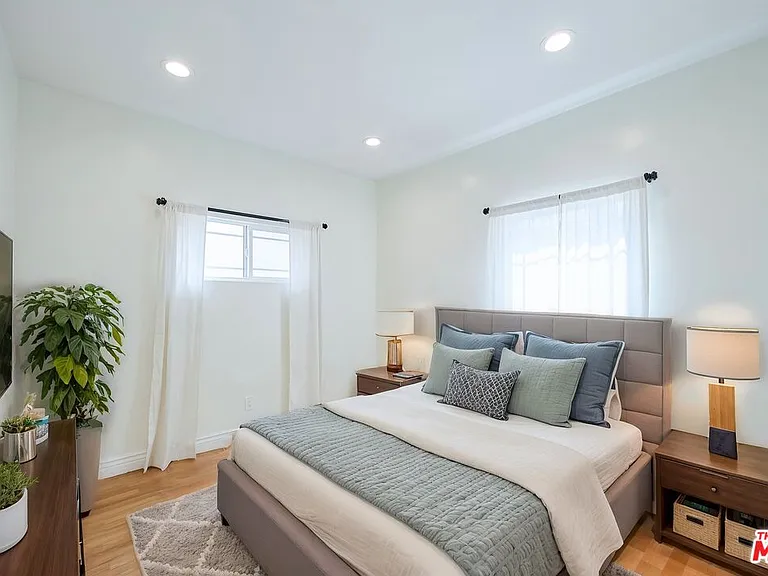 6110 De Longpre Ave #4 — Photo 12