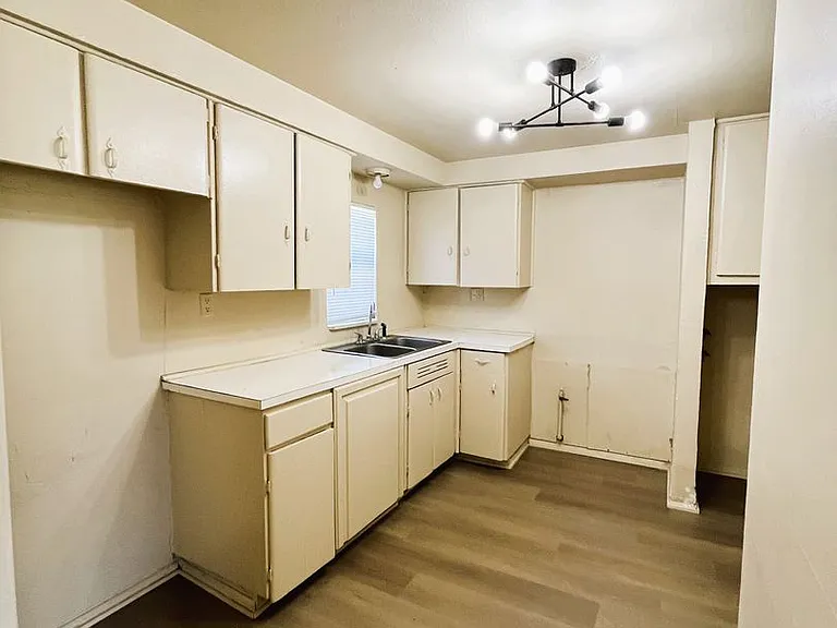 1033 SW 63rd St — Photo 5
