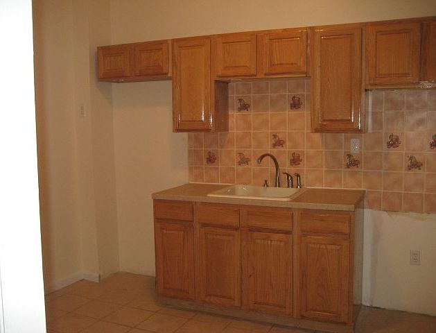 2nd image of 205 Lexington Ave