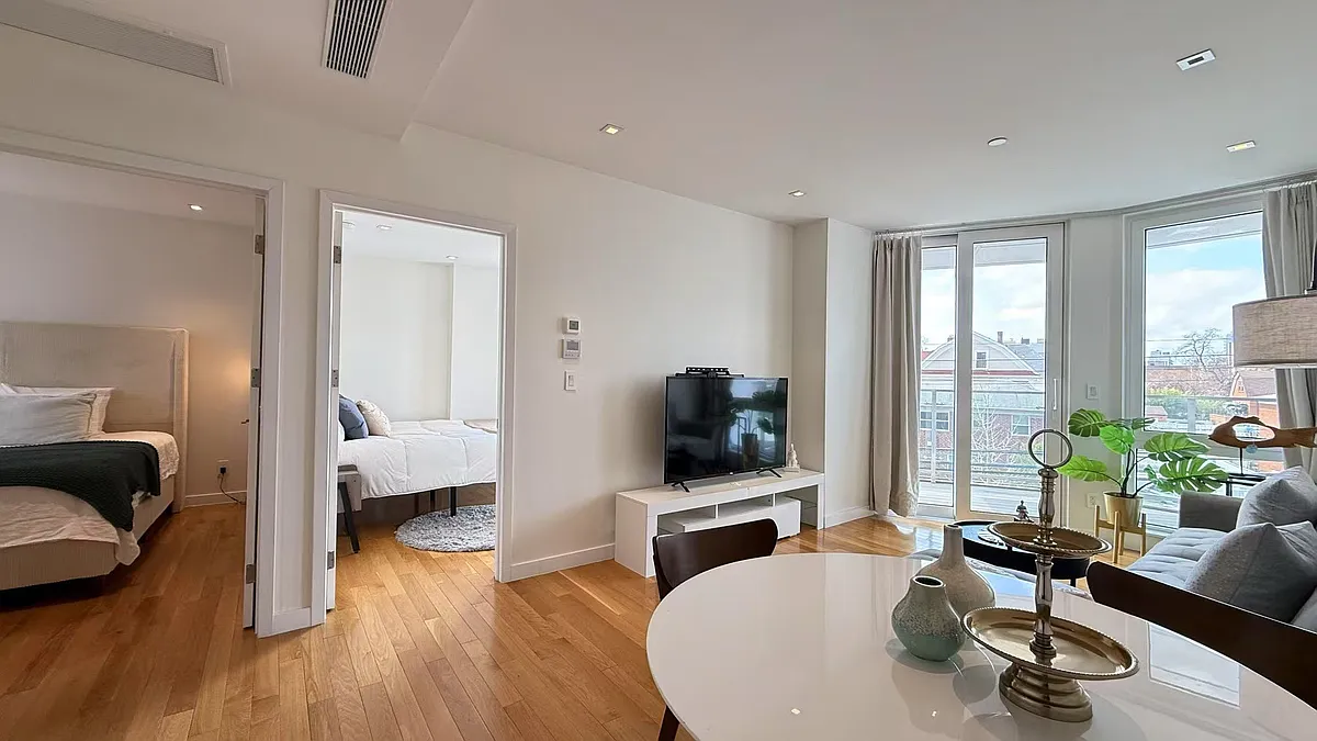 Building Photo - 4223 Parsons Blvd #5B