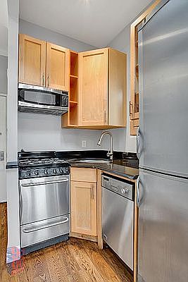 5th image of 209 E 2nd St #5E