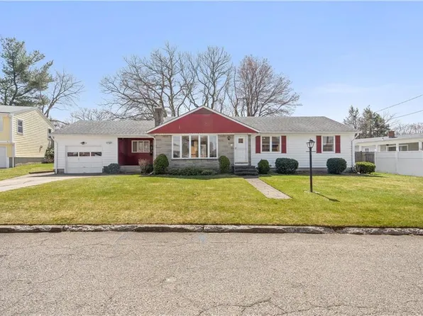 7 Carol Ann Cir, North Providence, RI 02911