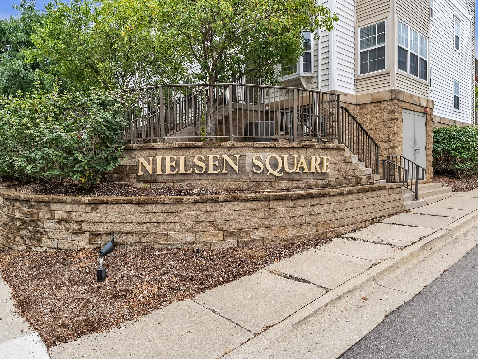 2 bed, 1.5 bath, 1240 sqft, $2,600 — Photo 2