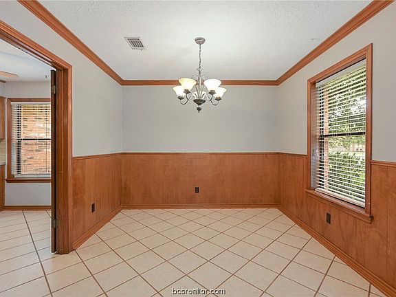 4th image of 2801 Jennifer Dr