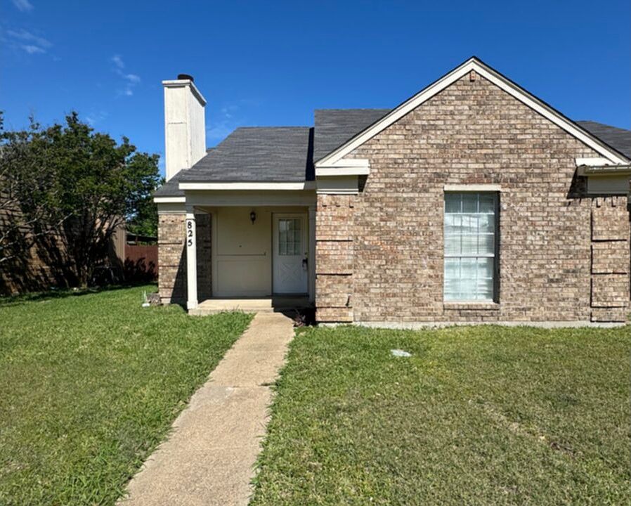 1st image of 825 Denmark Dr