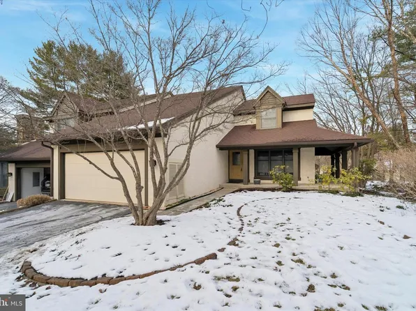 201 Springhouse Pond Dr, Chesterbrook, PA 19087